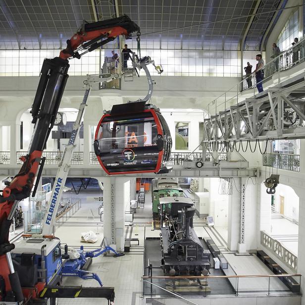 Für die Ausstellung &quot;Zukunft der Stadt&quot; wurde eine Seilbahngondel von Doppelmayr in der Haupthalle aufgehängt