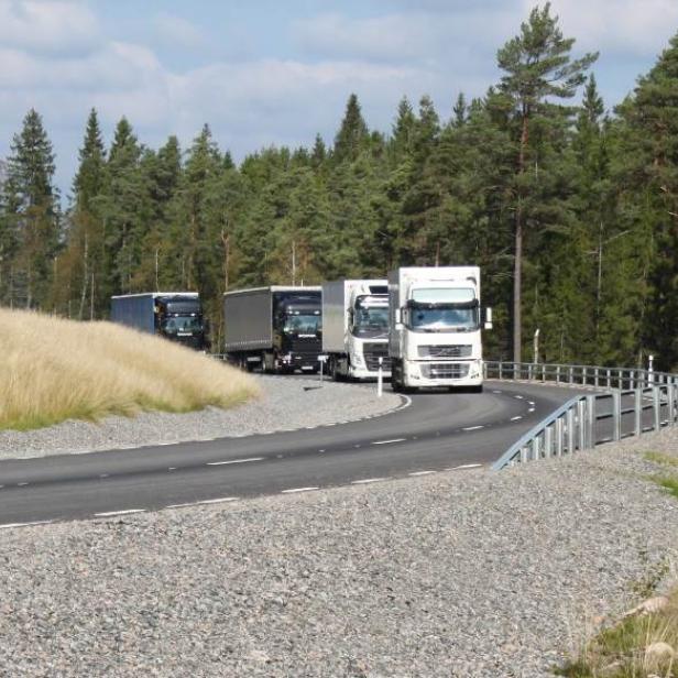 Der Abstand zwischen den Lkw wird automatisch geregelt