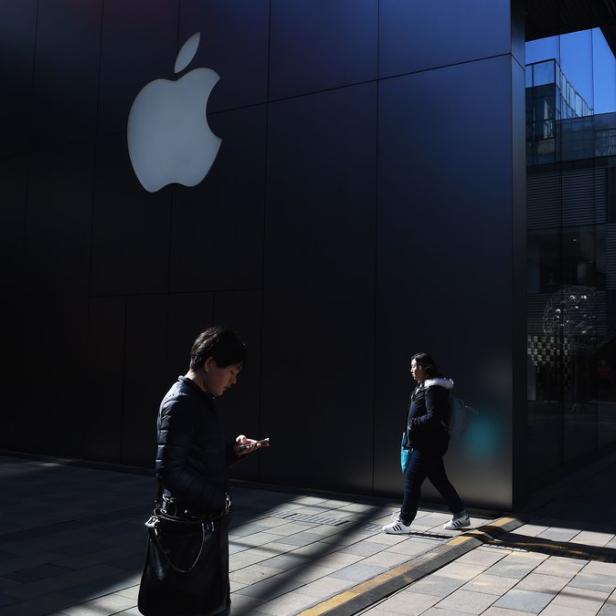 Passanten vor einem Apple Store in Peking.