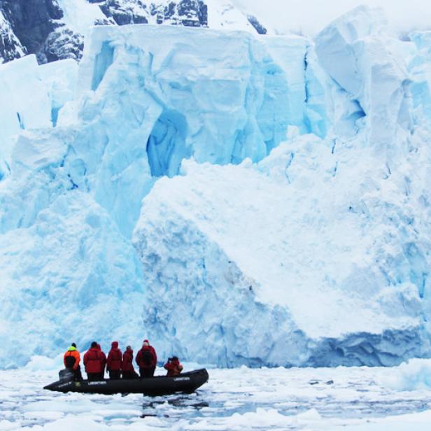 Antarktis/Arktis Sowohl in der Antarktis als auch in der Arktis werden die Folgen der globalen Erwärmung immer deutlicher sichtbar. Noch ragen die Gletscher stolz aus dem Wasser empor und schimmern in der Sonne – wie lange noch, ist unklar. Denn die weltweite Gletscherschmelze findet vor allem auch auf den Polen statt.