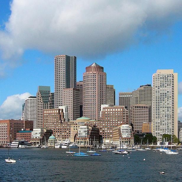 Blick auf die Skyline von Boston vom Wasser aus mit zahlreichen Segelbooten.