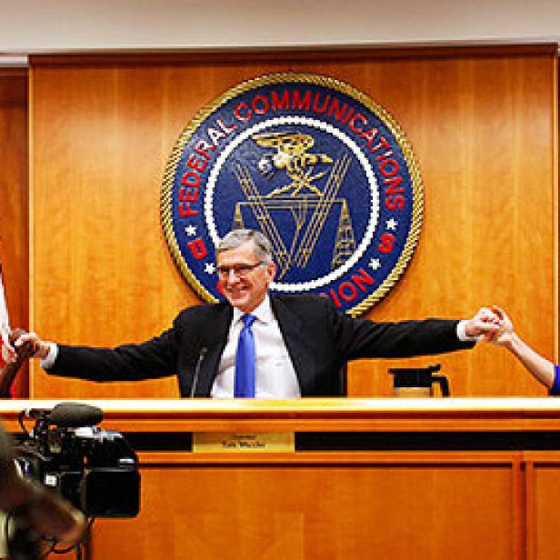 In den USA haben sich Netzaktivisten mit ihren Forderungen, das freie Internet zu sichern, durchgesetzt. Das Bild zeigt FCC-Chef Tom Wheeler mit den zwei Kommissarinnen, die für mehr Netzneutralität gestimmt haben.