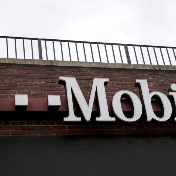 Das T-Mobile-Logo an einer Backsteinfassade.