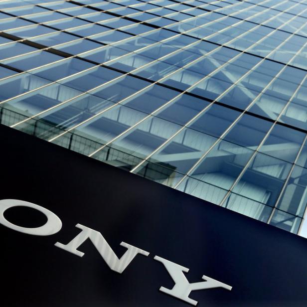 Das Sony-Logo vor einem modernen Bürogebäude mit Glasfassade.