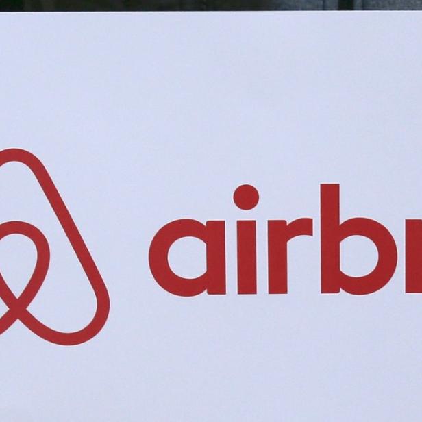 Das rote Airbnb-Logo auf einem weißen Schild.