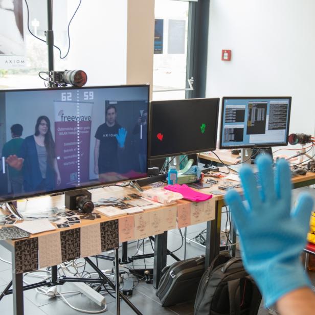 Das Pong-Spiel mit dem Handschuh bei den Linuxwochen an der FH Technikum Wien