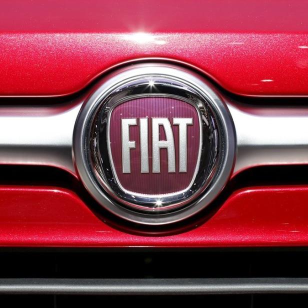 Nahaufnahme des Fiat-Logos auf einem roten Auto.
