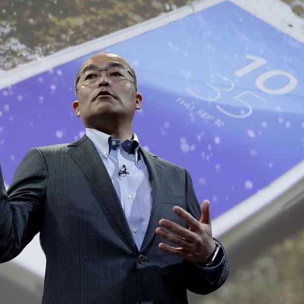 Der neue Sony-Mobilchef zeigt das Xperia M4 am Mobile World Congress in Barcleona.