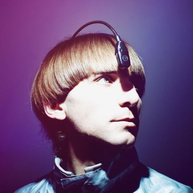 Zur Person: Neil Harbisson wurde am 27. Juli 1982 als Sohn einer katalanischen Mutter und eines britischen Vaters geboren. Seit seiner Geburt leidet er an Farbenblindheit - Achromasie genannt.