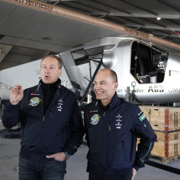 Andre Borschberg (li.) und Bertrand Piccard (re.) vor Solar Impulse 2