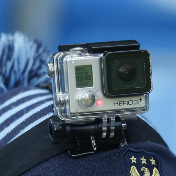 Eine GoPro Hero3+ Kamera ist an einer blau-weiß gestreiften Mütze befestigt.
