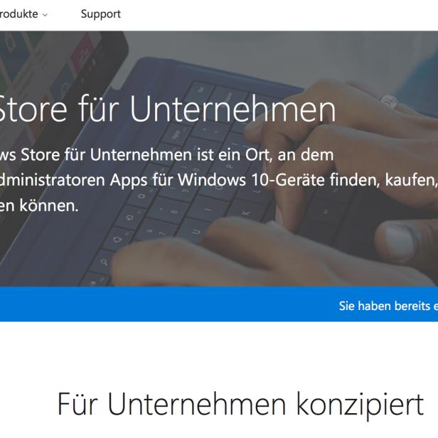 Eine Person tippt auf einem Laptop, der den Windows Store für Unternehmen zeigt.