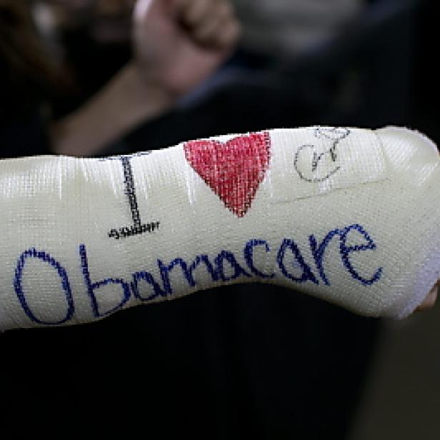 Ein Arm in einem Gipsverband mit der Aufschrift „I <3 Obamacare“.
