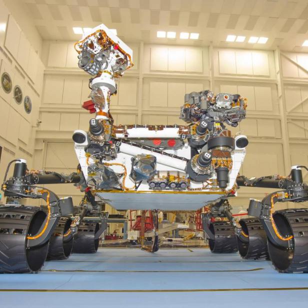 Der Mars-Rover „Perseverance“ steht in einem Reinraum für Tests bereit.