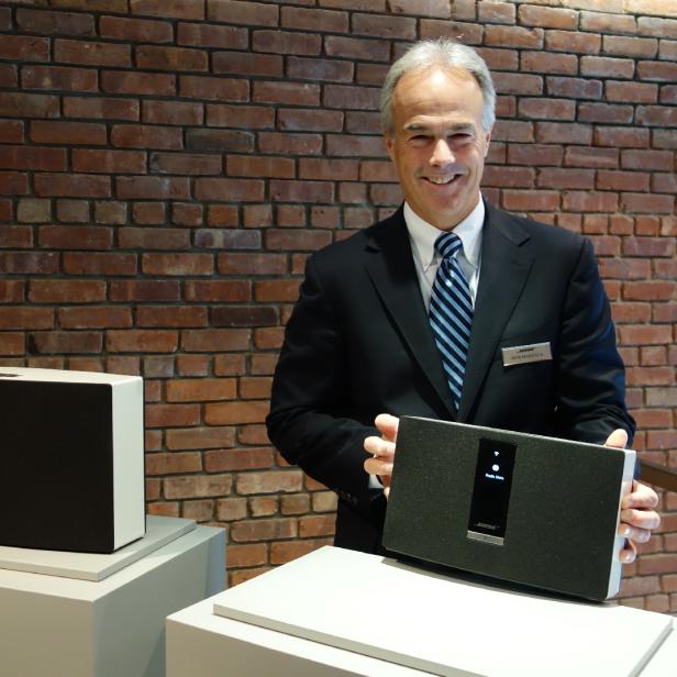 Bose-Chef Bob Maresca zeigt stolz die neuen Streaming-Lautsprecher-Serie SoundTouch