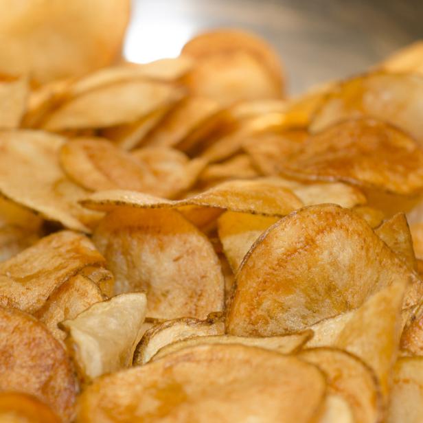 Ein Haufen goldgelber Kartoffelchips.