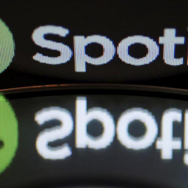 Das Spotify-Logo wird auf einem Bildschirm angezeigt.