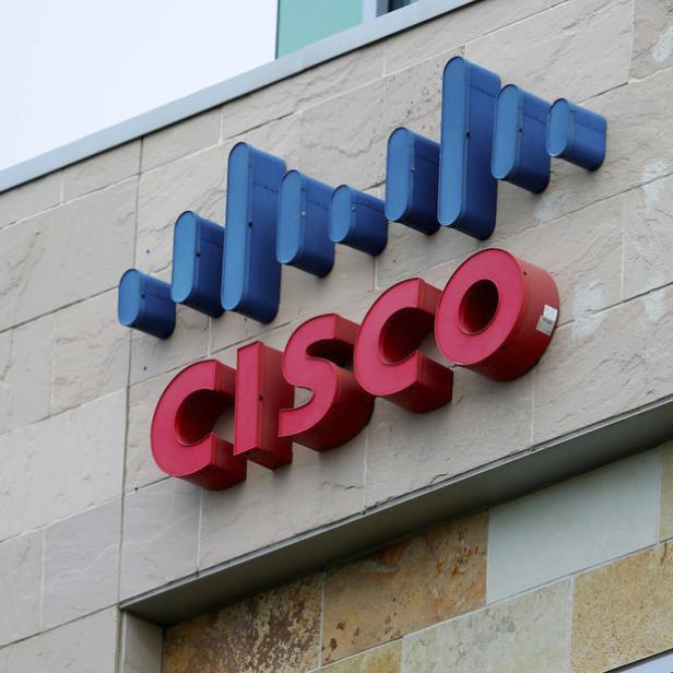 Das rote Cisco-Logo befindet sich an der Fassade eines Gebäudes.