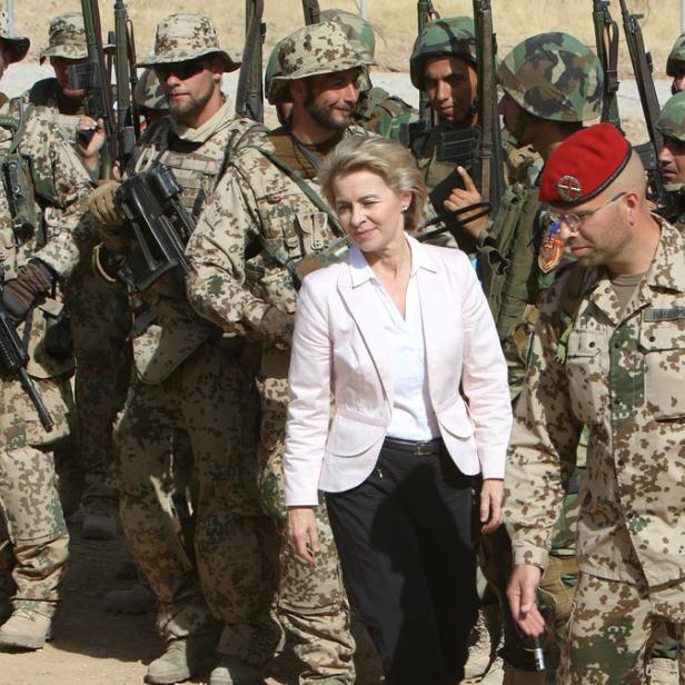 Ursula von der Leyen und physische Soldaten