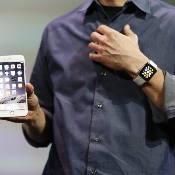 Apple CEO Tim Cook mit neuen Gadgets