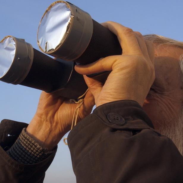 „Bereits ein einziger Blick durch ein Fernglas ohne entsprechende Filter kann in Sekundenbruchteilen gravierende Netzhautschäden verursachen oder sogar zum völligen Verlust der Sehkraft führen“, warnt Peter Gumpelmayer, Bundesinnungsmeister der Augen- und Kontaktlinsenoptiker.