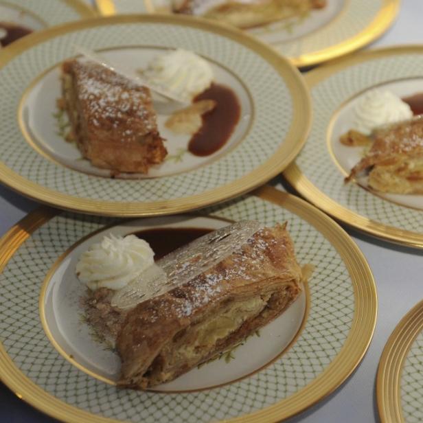 Teller mit Apfelstrudel