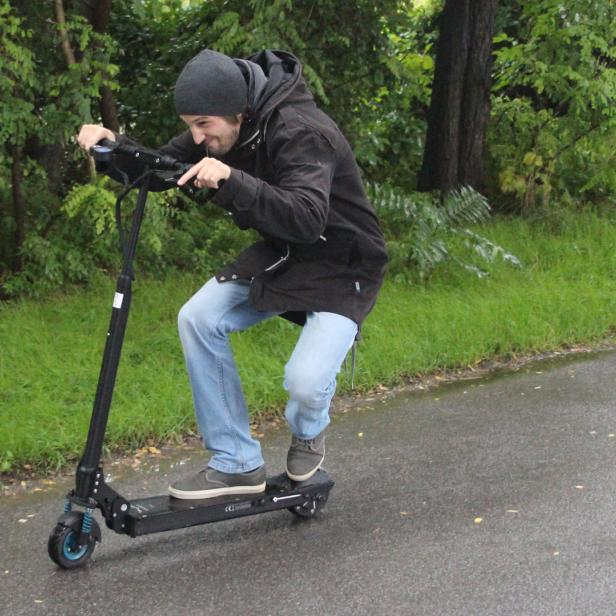 Egret One Elektro-Tretroller mit Fahrer im Geschwindigkeitsrausch