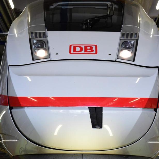Ein ICE der Deutschen Bahn steht in einer Wartungshalle.