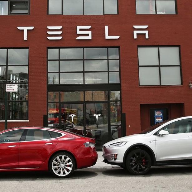 Tesla will seine Produktion kräftig steigern. Das deutsche Unternehmen Grohmann soll dabei helfen