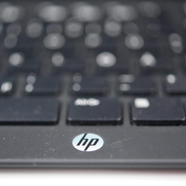 Nahaufnahme einer schwarzen HP-Tastatur.