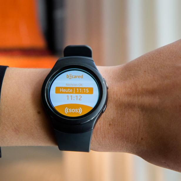 So sieht die App b-cared auf der Smartwatch von Samsung aus. Neben einem SOS-Knopf gibt es einen Sturzsensor, der automatisch Alarm schlägt.
