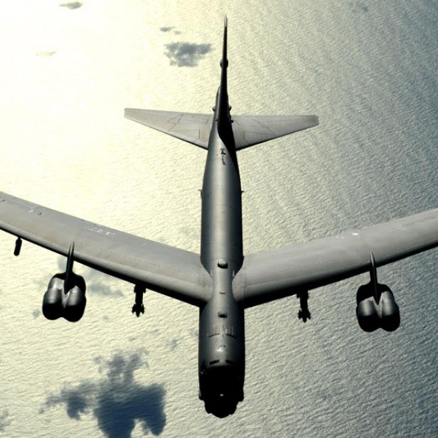 Am 15. April 1952 hob der erste Prototyp eines Bombers ab, der bis heute zu den größten der Welt zählt: B-52. Obwohl selbst die heute aktiven B-52-Modelle 50 Jahre und mehr auf dem Buckel haben, sollen sie bis 2040 im Dienst verbleiben. Die B-52 ist jetzt schon das längstdienende Militärflugzeug der Welt.