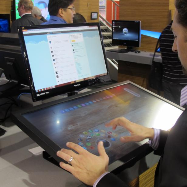 Der EXOdesk soll den Schreibtisch um Touchscreen-Funktionalität erweitern.