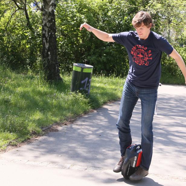 Je öfter man es probiert, desto länger sollte man auf dem City-Wheel stehen bleiben. Geradeaus trifft das auch halbwegs zu,...