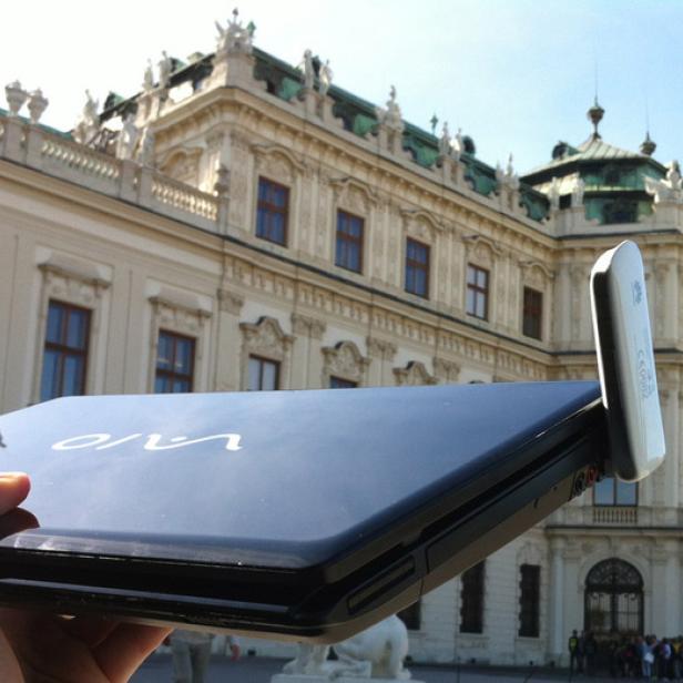 Ein Laptop der Marke Vaio mit einem UMTS-Stick vor dem Schloss Belvedere in Wien.