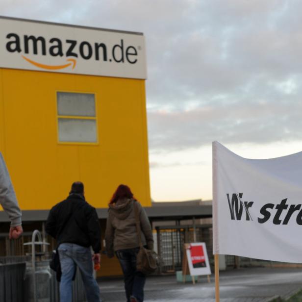 Ein Streik-Transparent ist am 25.11.2013 vor dem Logistik-Center des Online-Versandhändlers Amazon in Bad Hersfeld (Hessen aufgespannt. Nun wird wieder gestreikt.