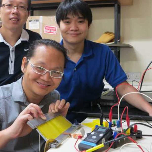 Robotikforscher Adrian Koh (vorne) mit zwei seiner Teammitglieder