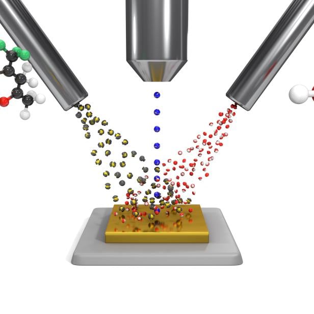 Gold (linke Düse), Wasser (rechte Düse) und ein Elektronenstrahl (Mitte)