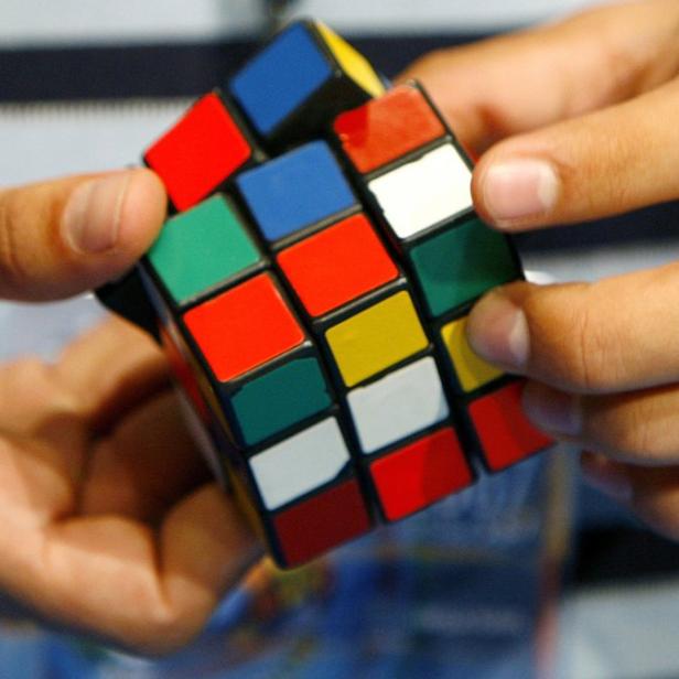 Eine der beliebtesten und kniffligsten Spielzeuge: Der Rubik-Würfel.