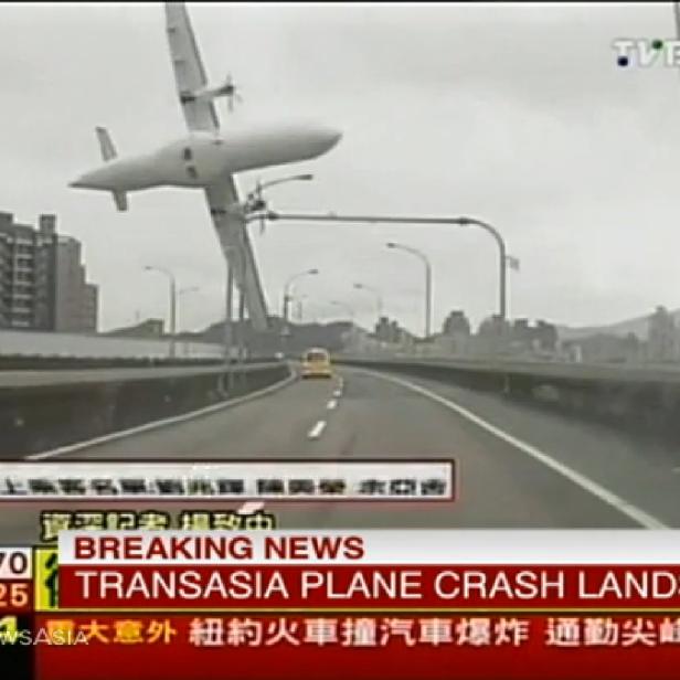 Ein TransAsia-Flugzeug ist auf einer Autobahn in einen Fluss gestürzt.
