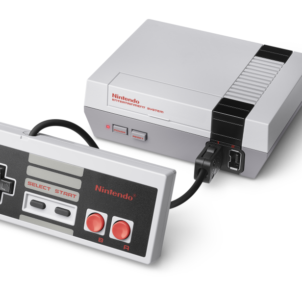Ein Nintendo Entertainment System (NES) mit angeschlossenem Controller.