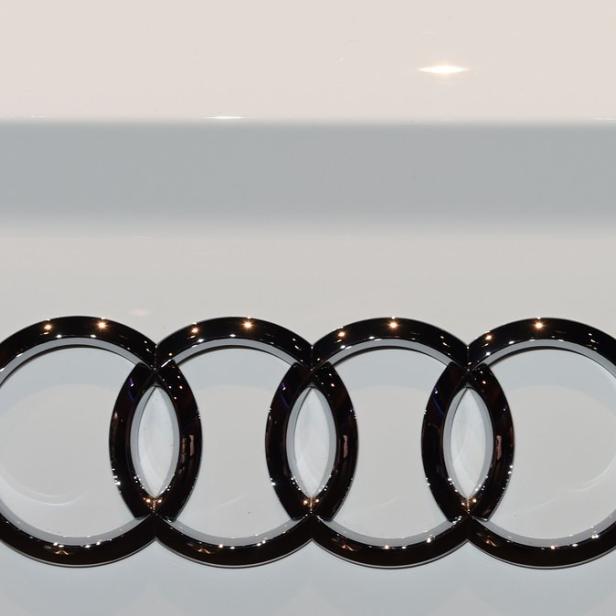 Das Audi-Logo mit den vier Ringen auf einem weißen Auto.