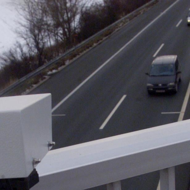 Verkehrsüberwachung auf Brücke (Symbolfoto)