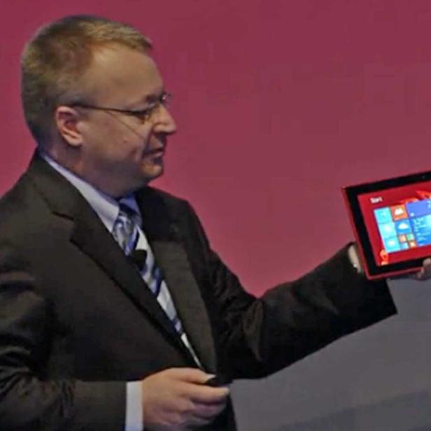 Stephen Elop mit dem Tablet Lumia 2520