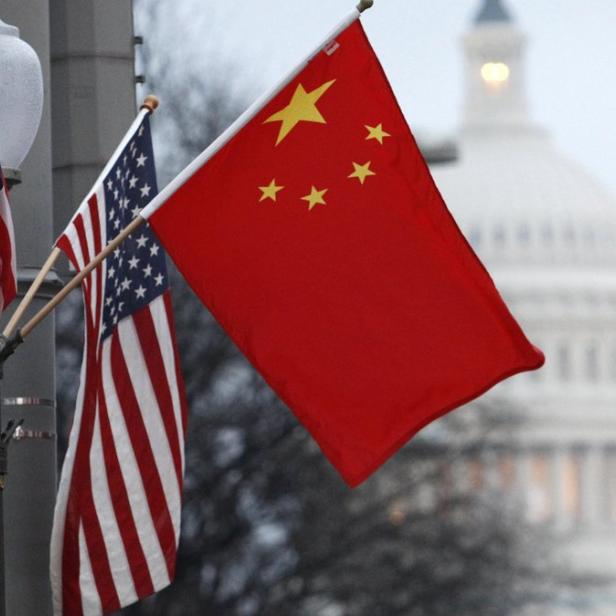 Die Flaggen der USA und Chinas wehen vor dem Kapitol in Washington, D.C..