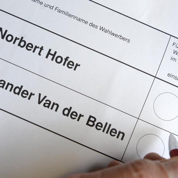 Ein Wahlzettel mit den Namen Norbert Hofer und Alexander Van der Bellen wird ausgefüllt.