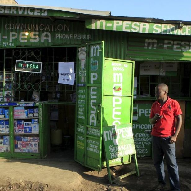 Mit M-Pesa kann in Kenia und Tansania selbst in den kleinsten Geschäften am Straßenrand bezahlt werden