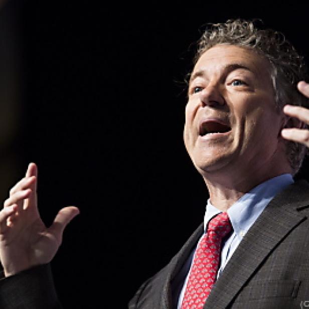 Rand Paul hält eine Rede mit erhobenen Händen.