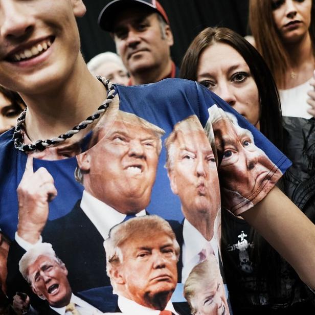 Teenager mit Donald Trump T-Shirt