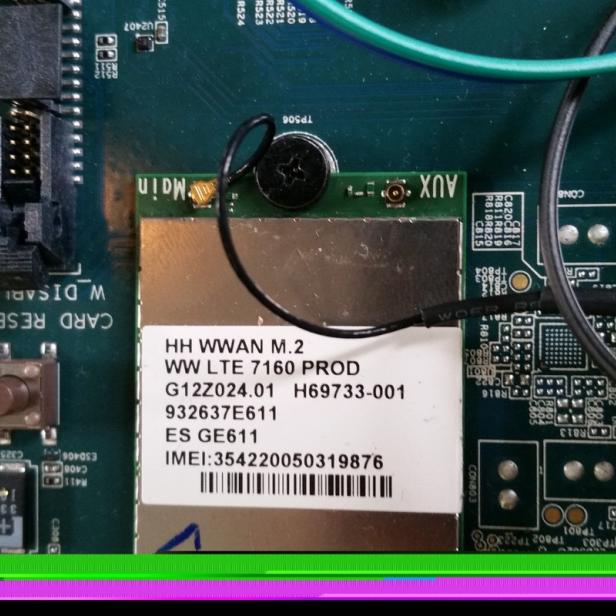 Eine Platine mit verschiedenen elektronischen Bauteilen und Anschlüssen, darunter ein WWAN M.2 Modul.